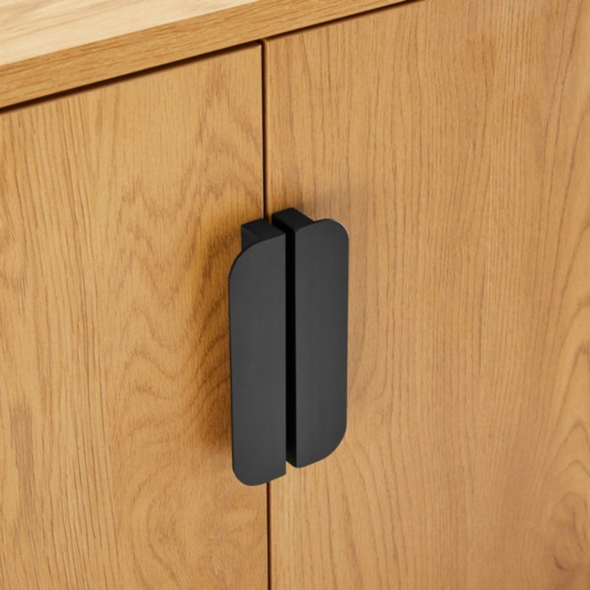 Jinan 160cm ETU Entertainment TV Unit Oak, close-up of the black bar handle