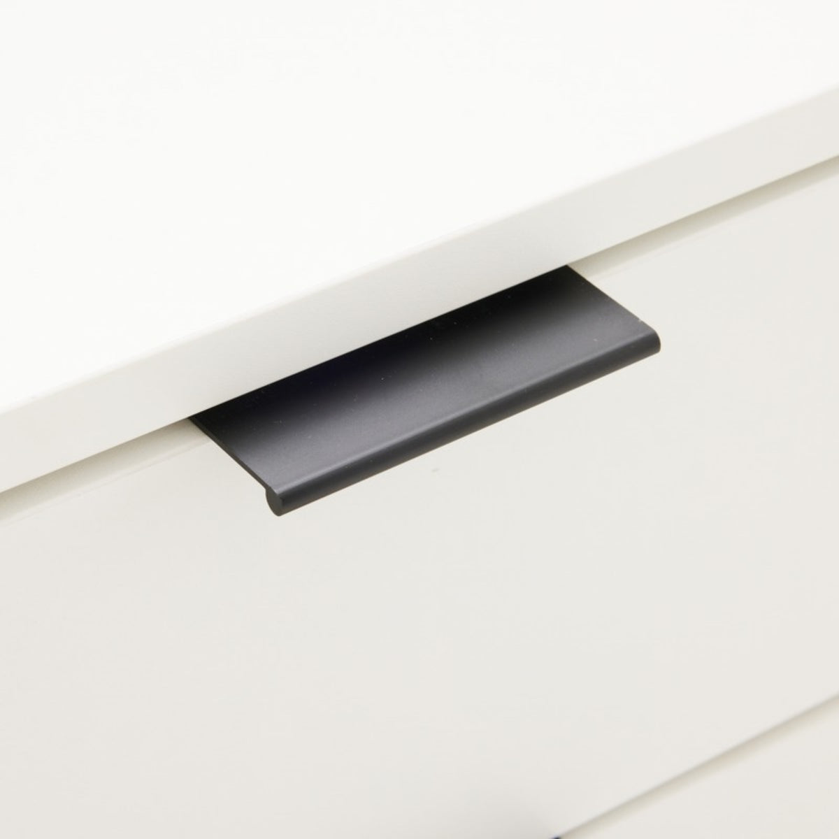 Svana 140cm ETU Entertainment TV Unit White, close-up of the recessed pull
